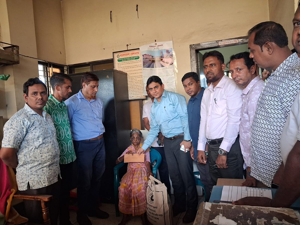 নরসিংদীর রায়পুরায় বাক্প্রতিবন্ধী বৃদ্ধ ববি বেগমের সার্বিক দায়িত্ব পালনের আশ্বাস দেন উপজেলা নির্বাহী কর্মকর্তা মাসুদ রানা। সম্প্রতি তোলা