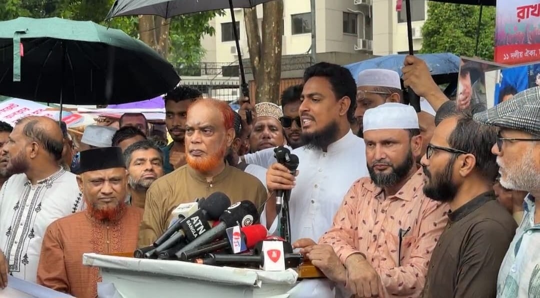 গণভোটের রায় বাস্তবায়ন ও জুলাই শহীদদের হত্যার বিচারের দাবিতে মানিক মিয়া অ্যাভিনিউয়ে আয়োজিত মানববন্ধনে বক্তব্য দেন এনসিপির সদস্যসচিব আখতার হোসেন। ঢাকা, ৭ জুলাই