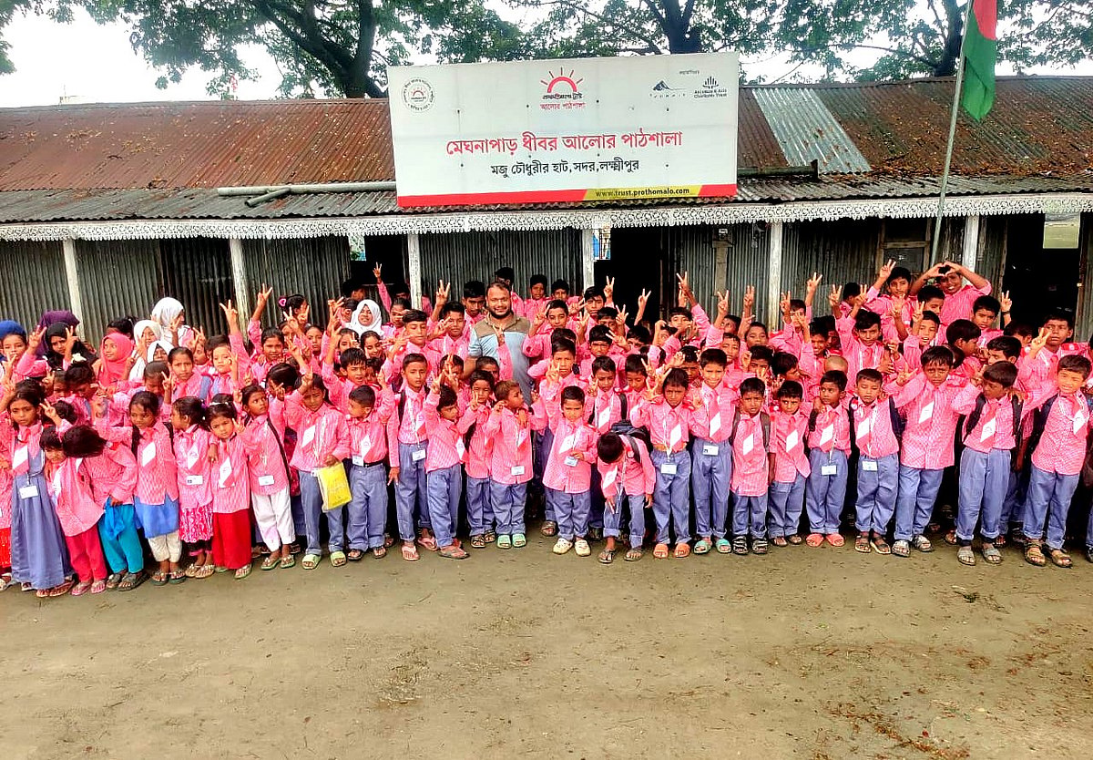 নতুন স্কুল ড্রেস পেয়ে উচ্ছ্বসিত বেদে সম্প্রদায়ের শিশুরা