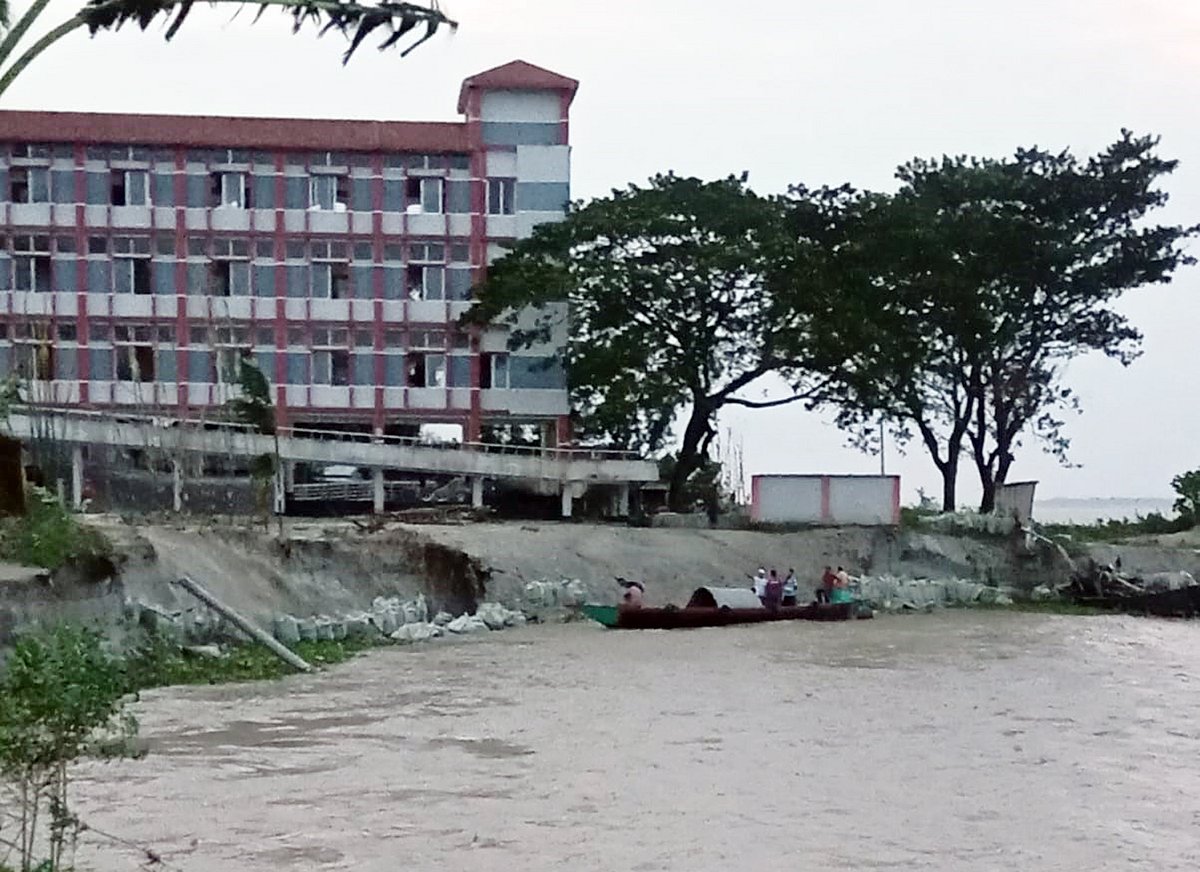 মানিকগঞ্জের দৌলতপুর উপজেলায় যমুনা নদীর ভাঙনের কবলে চরকালিকাপুর শুকুরিয়া দাখিল মাদ্রাসার সীমানাপ্রাচীরের একাংশ নদীতে চলে গেছে। গতকাল সোমবার বিকেলে চরকালিকাপুর এলাকায়