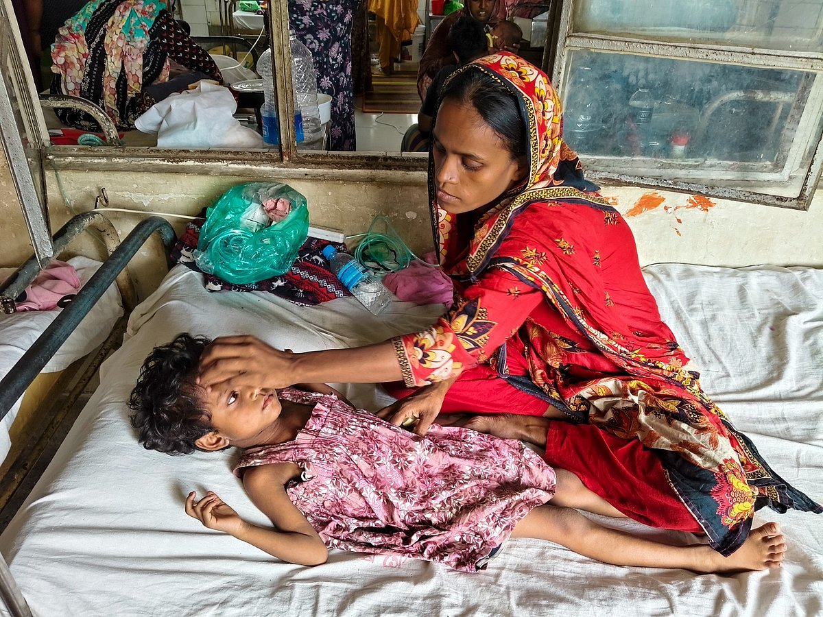 রাজধানীর মহাখালীর সংক্রামক ব্যাধি হাসপাতালে হামে আক্রান্ত চার বছরের শিশু আলোর মাথায় হাত বুলিয়ে দিচ্ছেন মা হাশরা আক্তার। ৭ ফেব্রুয়ারি, ২০২৬