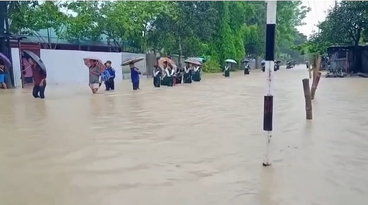 টানা বৃষ্টিতে সড়ক তলিয়ে গেছে হাঁটু পানিতে। বন্ধ যানবাহন চলাচল। পানি ডিঙিয়ে শিক্ষার্থীসহ পথচারীরা ফিরছে গন্তব্যে। ছবিটি খাগড়াছড়ি–রাঙামাটি সড়কের মাইসছড়ি এলাকা থেকে তোলা