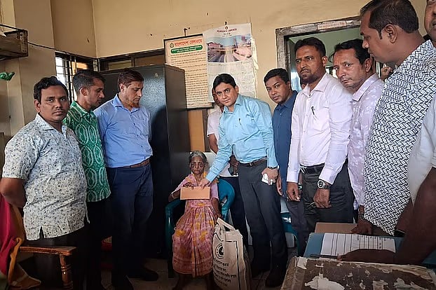 নরসিংদীর রায়পুরায় দুর্বৃত্তদের হামলায় আহত হওয়ার পর বাক্প্রতিবন্ধী বৃদ্ধ ববি বেগমকে সহায়তা দিয়েছিলেন উপজেলা নির্বাহী কর্মকর্তা (ইউএনও) মাসুদ রানা। ছবিটি সম্প্রতি তোলা
