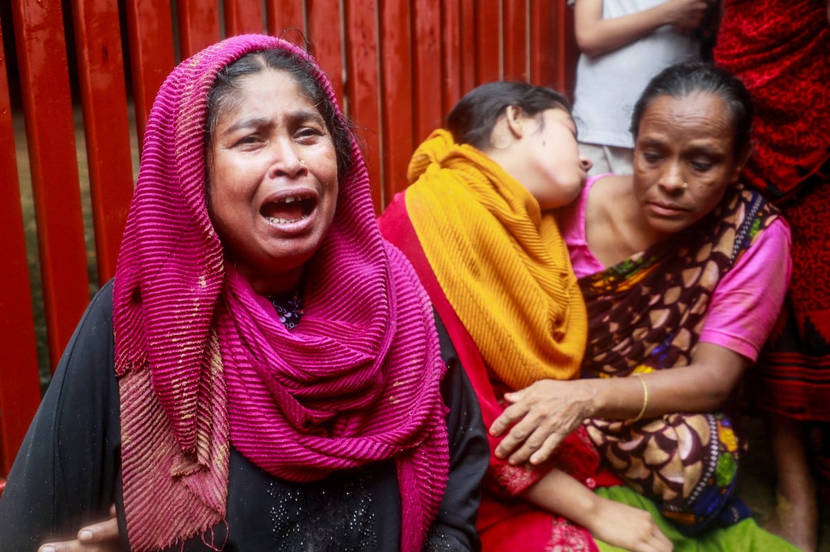 চট্টগ্রাম নগরের চশমা হিলের মেয়র গলি এলাকায় পাহাড়ধসে সামিয়া ইসলাম (১৩) নামে এক শিশুর মৃত্যু হয়। তার মৃত্যুর খবর জানার পর এভাবে কান্নায় ভেঙে পড়েন স্বজনেরা। আজ বেলা ২টায়