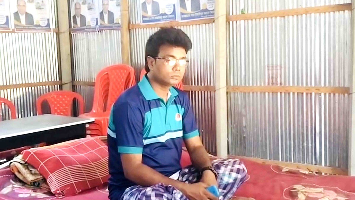 নাটোরের নলডাঙ্গা উপজেলার বাঁশিলা ৮ নম্বর ওয়ার্ড বিএনপির কার্যালয়ে আশ্রয় নিয়েছেন জাহিদুল ইসলাম। আজ বুধবার দুপুরে