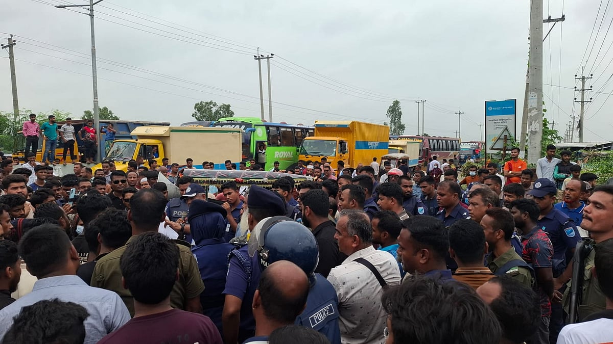 সরকারি গেজেট অনুযায়ী বেতন–ভাতাসহ বিভিন্ন দাবিতে মানিকগঞ্জের শিবালয় উপজেলায় মহাসড়কে অবরোধ করেন একটি কারখানার শ্রমিকেরা। আজ বুধবার দুপুরে উপজেলার নবগ্রাম এলাকায়