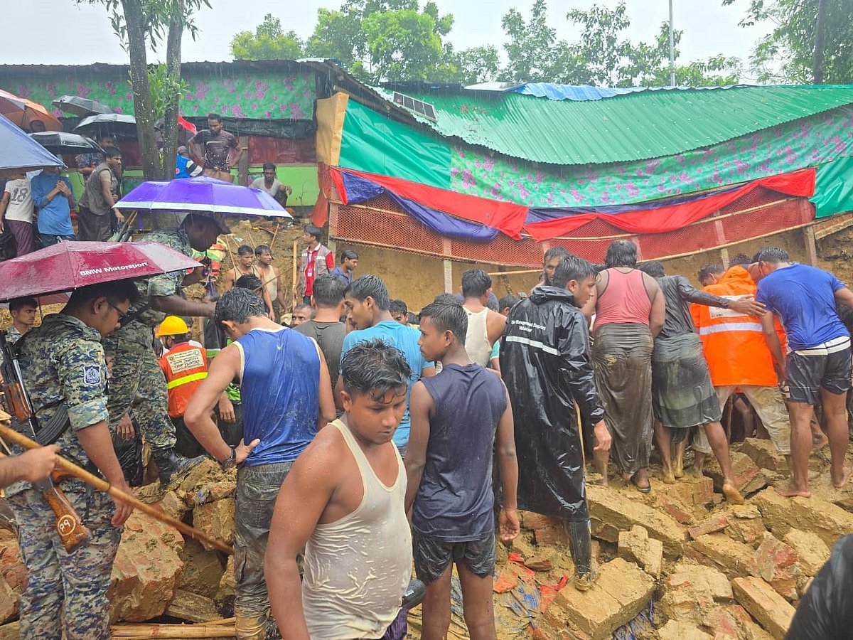 কক্সবাজারের উখিয়ায় একটি মাদ্রাসার দেয়াল চাপা পড়ে তিন ছাত্রীর মৃত্যু হয়। দুর্ঘটনার পর স্বেচ্ছাসেবী, রোহিঙ্গা ও প্রশাসনের লোকজন উদ্ধার তৎপরতায় অংশ নেন। আজ দুপুরে উখিয়ার ৫ নম্বর রোহিঙ্গা ক্যাম্পে