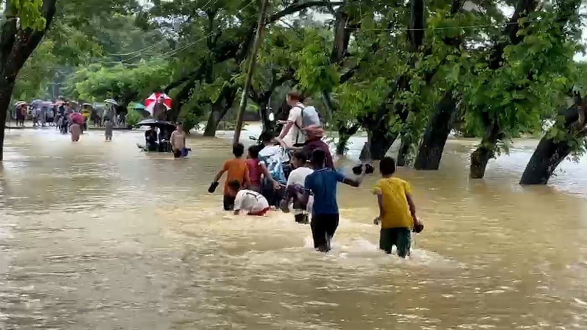 খাগড়াছড়িতে বৃষ্টির দাপট, সড়ক তলিয়ে যোগাযোগবিচ্ছিন্ন