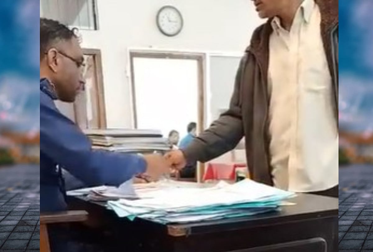রাজবাড়ীতে পুলিশের ‘ঘুষ’ নেওয়ার ভিডিও ফেসবুকে