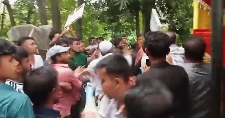 ফরিদপুরের বোয়ালমারী রূপাপাত ইউনিয়ন বিএনপির সম্মেলনে সভাপতি পদে দুই প্রার্থীর সমর্থকদের মধ্যে মারামারির ঘটনা ঘটে। বুধবার বিকেলে