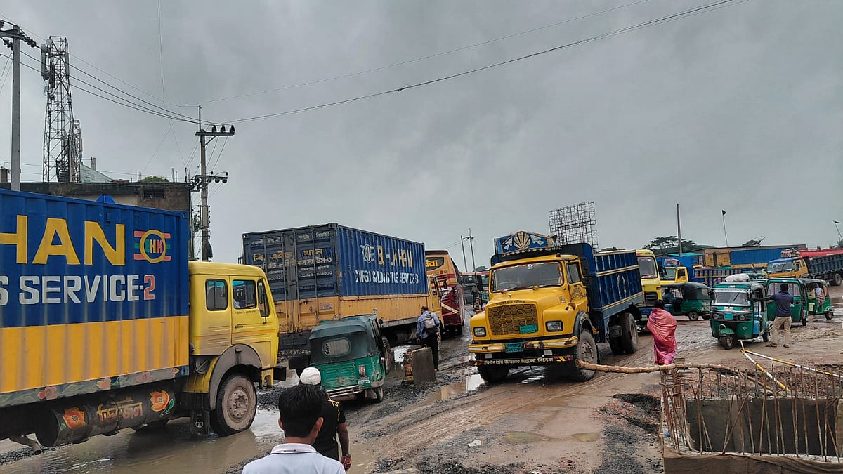 ব্রাহ্মণবাড়িয়ার সরাইলে ঢাকা-সিলেট মহাসড়কের দুই-তৃতীয়াংশ বন্ধ রেখে চলছে উন্নয়নকাজ। এতে মহাসড়কে দীর্ঘ যানজটের সৃষ্টি হয়েছে। আজ বুধবার সকাল সাড়ে ৯টার দিকে সরাইল বিশ্বরোড মোড় এলাকায়