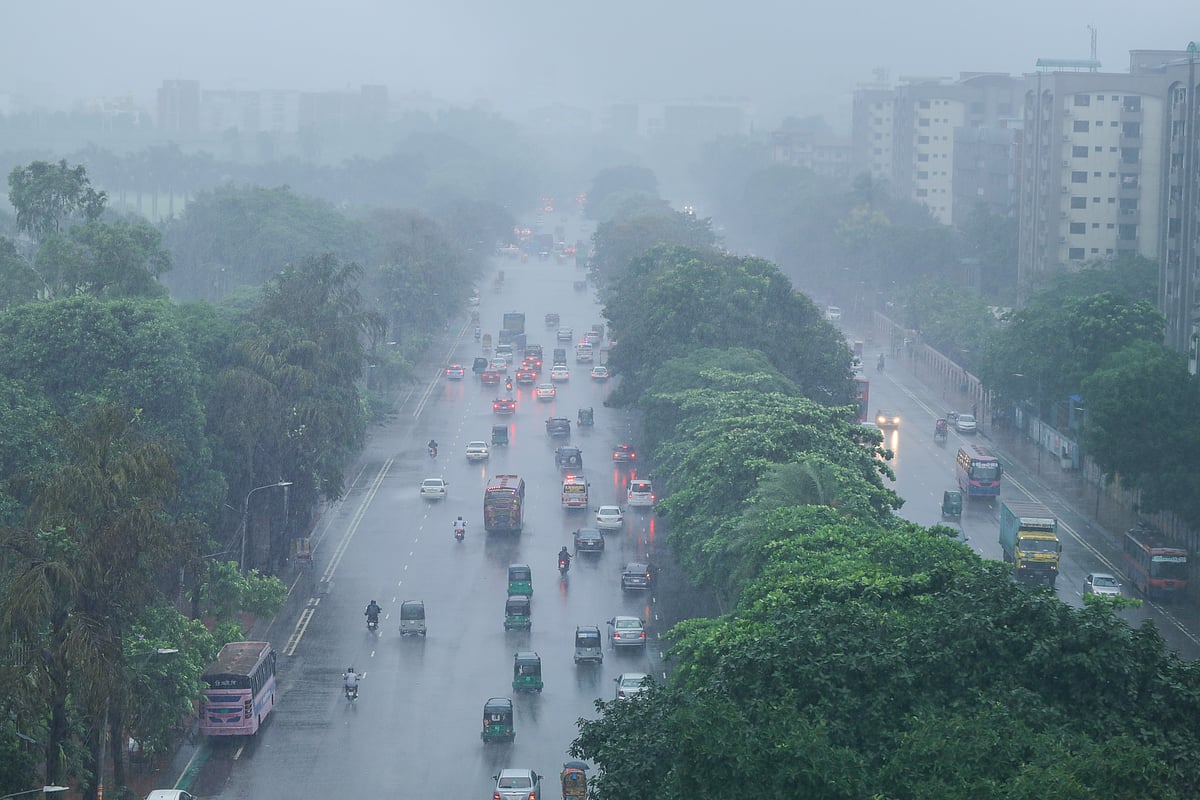 বৃষ্টিস্নাত ঢাকার নানা চিত্র
