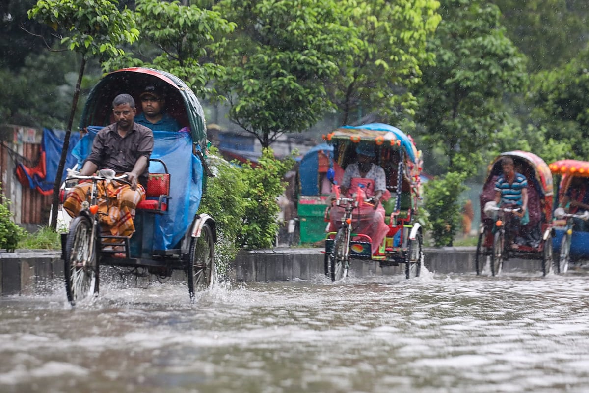 নিম্নচাপের প্রভাবে সারা দিনের টানা বৃষ্টিতে রাজধানীর বিভিন্ন এলাকায় গতকাল মঙ্গলবার সৃষ্টি হয় জলজট। ছবিটি রাজধানীর নিউমার্কেট এলাকা থেকে তোলা