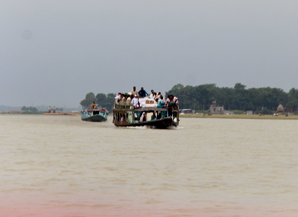 কিশোরগঞ্জে লাশবাহী নৌকায় ডাকাতির ঘটনা ঘটেছে। ছবিটি গত সোমবার কিশোরগঞ্জের ইটনার বড় হাওর থেকে তোলা
