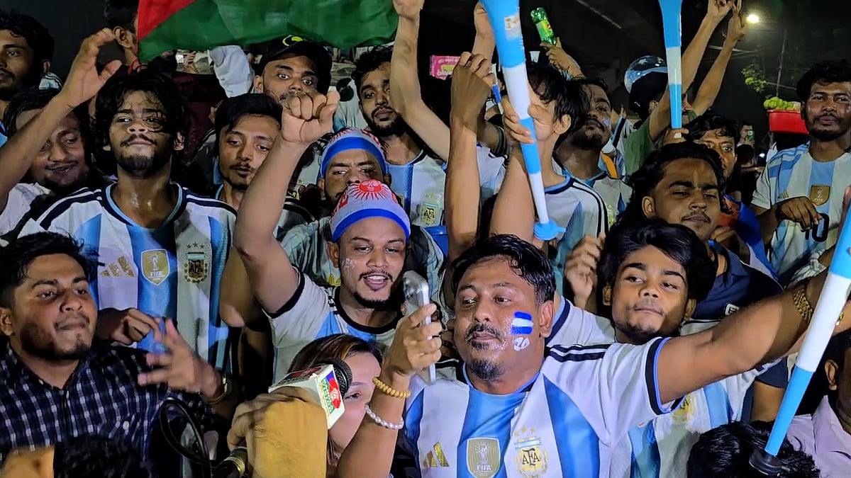 আর্জেন্টিনার অবিশ্বাস্য জয়, টিএসসিতে সমর্থকদের ‘ভাইকিং রো’ সেলিব্রেশন