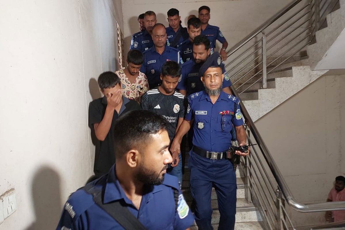 আদালতের রায়ের পর আসামিদের কারাগারে নেওয়া হচ্ছে। আজ বৃহস্পতিবার দুপুরে ময়মনসিংহ চিফ জুডিশিয়াল ম্যাজিস্ট্রেট আদালত চত্বরে