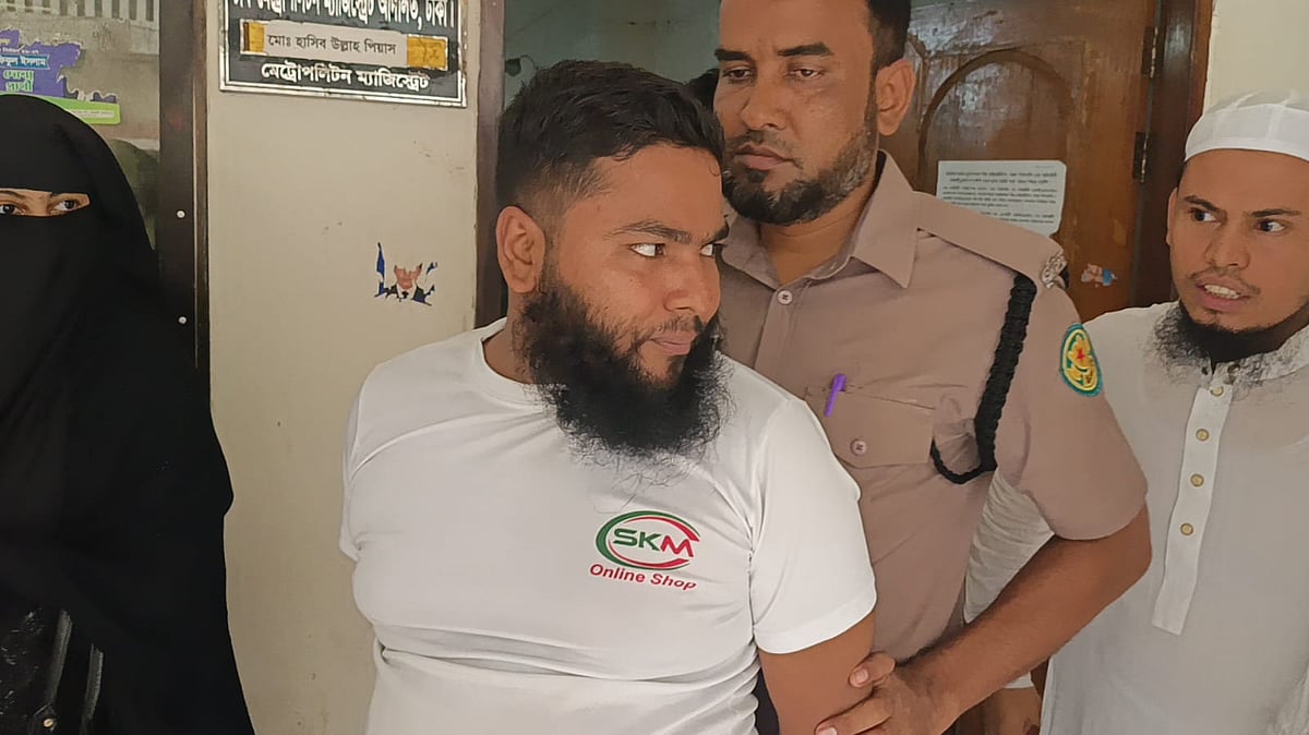 শুনানি শেষে সাইফুল ইসলামকে আদালত থেকে এজলাসে নেওয়া হচ্ছে। ৯ জুলাই