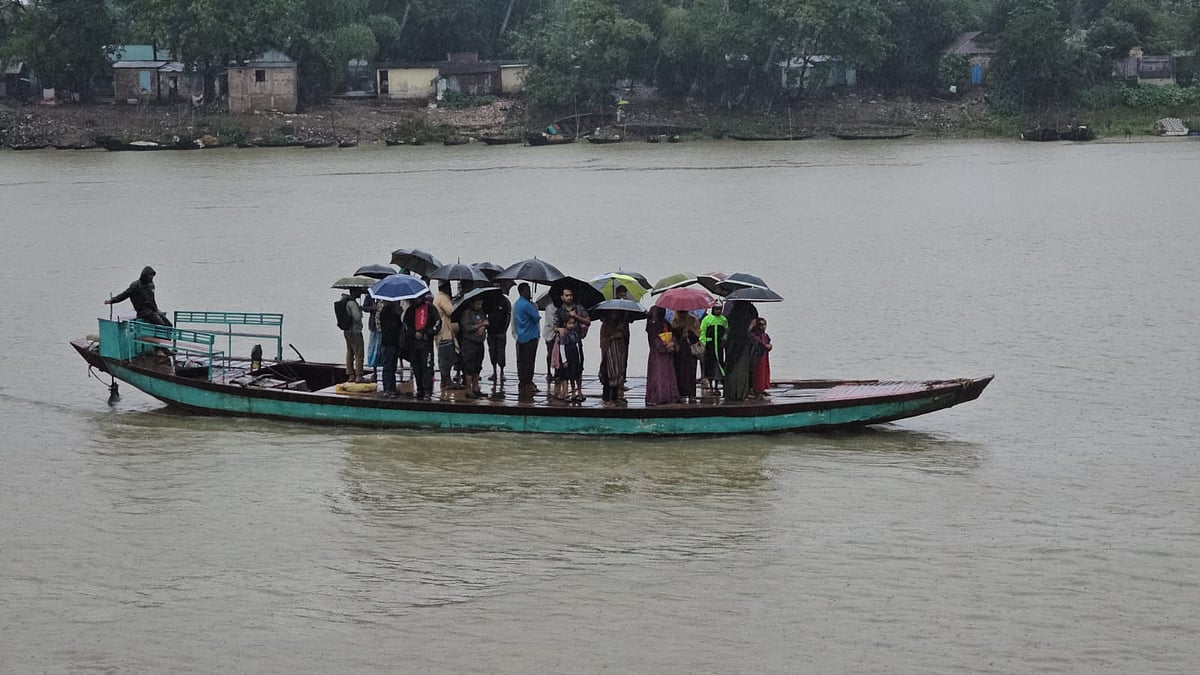বৃষ্টি ও উজানের ঢলে নদী ও হাওরে পানি বাড়ছে। লঞ্চঘাট, সুনামগঞ্জ, ৯ জুলাই