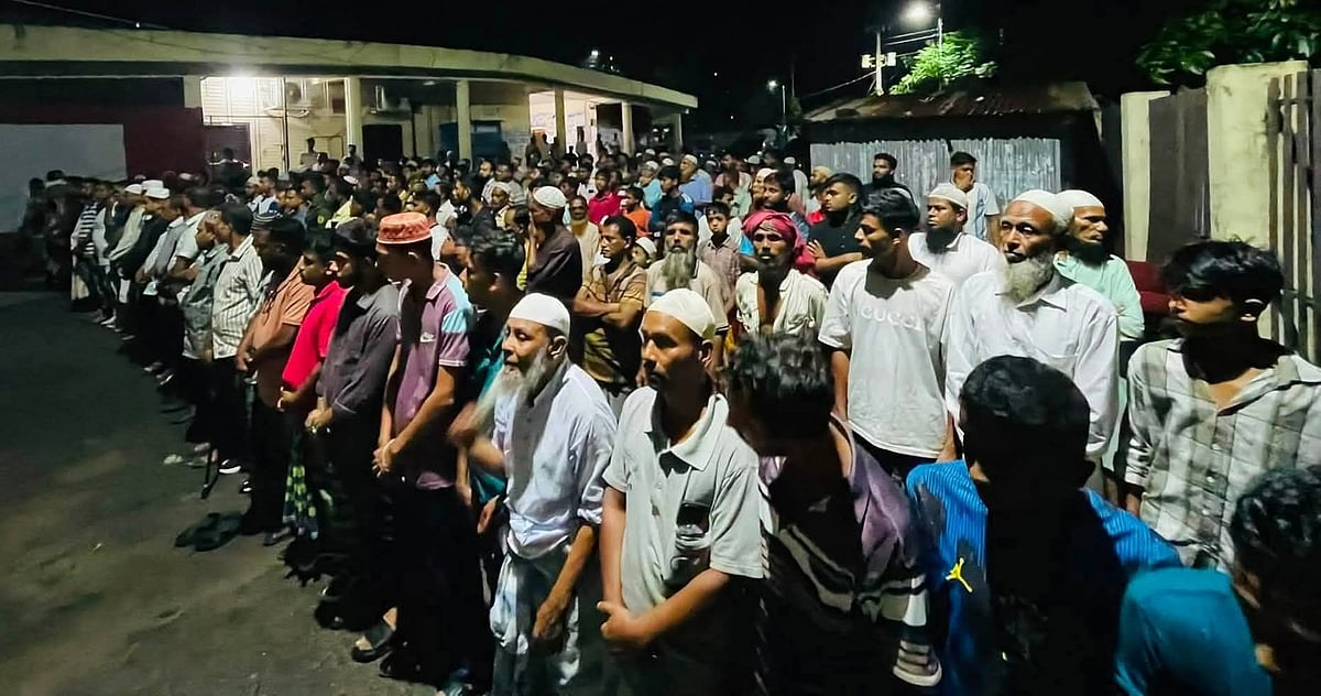 বাক্প্রতিবন্ধী ববি বেগমের জানাজায় শত শত মানুষ উপস্থিত ছিলেন। গতকাল বুধবার রাত ১০টার দিকে মেথিকান্দা রেলস্টেশনসংলগ্ন খোলা চত্বরে
