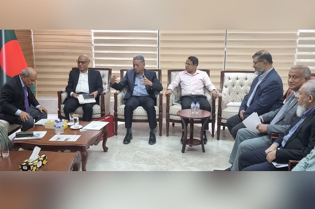 আজ রাজধানীর আগারগাঁওয়ে এনবিআর ভবনে বিটিএমএ নেতাদের সঙ্গে বৈঠক করেন আমির খসরু মাহমুদ চৌধুরী। এতে অর্থসচিব মো. খায়েরুজ্জামান মজুমদার, এনবিআর চেয়ারম্যান আহসান হাবিবসহ বস্ত্র খাতের ব্যবসায়ীরা উপস্থিত ছিলেন