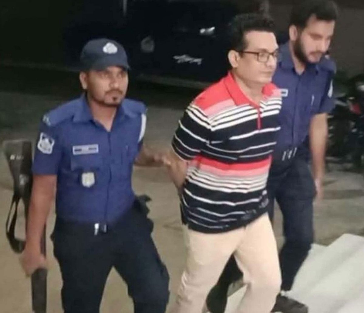 যশোরের বেনাপোলে আটক ঝিনাইদহ জেলা স্বেচ্ছাসেবক লীগের সভাপতি শাহরিয়ার করিমকে পুলিশ হেফাজতে নিয়ে যাওয়া হচ্ছে। বুধবার রাতে ঝিনাইদহ সদর থানা চত্বরে