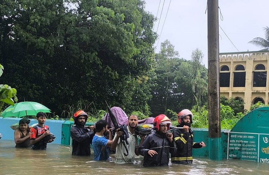 প্রসববেদনা ওঠায় পানিবন্দী এক নারীকে স্ট্রেচারে করে হাসপাতালে নিচ্ছেন ফায়ার সার্ভিসের কর্মীরা। আজ সকালে চট্টগ্রামের লোহাগাড়ার পশ্চিম আমিরাবাদ খৈয়ারকুল গ্রামে
