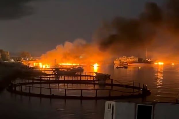 পারস্য উপসাগরের হরমুজ প্রণালির কাছে ইরানের কুহেস্তাক বন্দরের একটি এলাকা থেকে ধোঁয়া উড়ছে, ৮ জুলাই ২০২৬। সামাজিক যোগাযোগমাধ্যমে ছড়িয়ে পড়া একটি ভিডিও চিত্র থেকে নেওয়া স্থিরচিত্র
