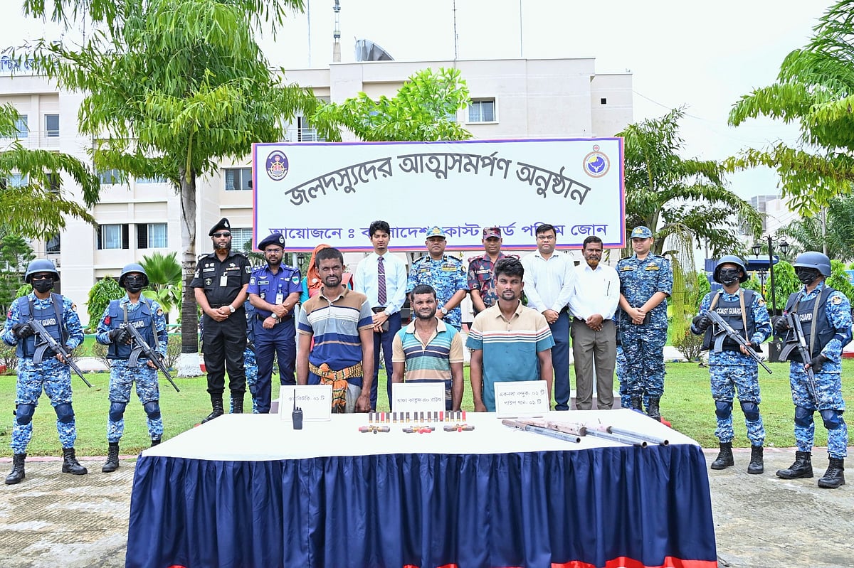 সুন্দরবনের ‘বড় জাহাঙ্গীর বাহিনী’র ৩ সদস্যের আত্মসমর্পণ, জেলেকে উদ্ধার