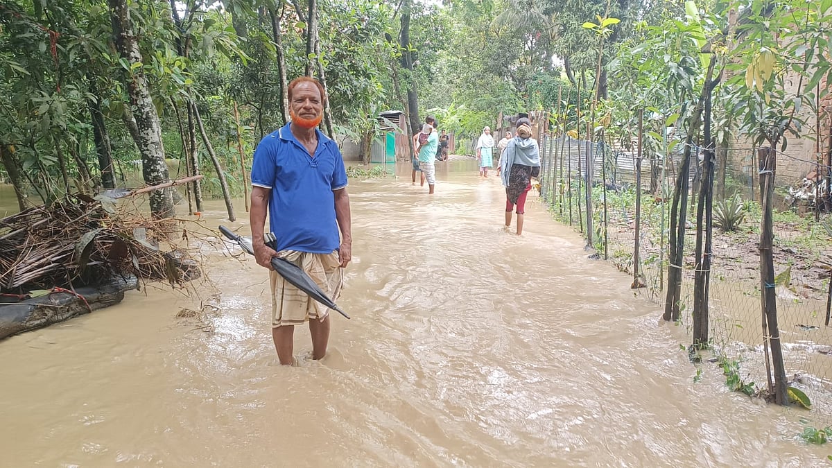 স্ঙ্গু নদের পানি বিপৎসীমার ওপর দিয়ে প্রবাহিত হওয়ায় সাতকানিয়া ও লোহাগাড়া উপজেলার সব ইউনিয়ন তলিয়ে গেছে। এতে পানি বন্দী হয়ে পড়েছেন কয়েক লাখ মানুষ। আজ সকালে লোহাগাড়ার আমিরাবাদ ইউনিয়নের আমির খান চৌধুরী পাড়া এলাকায়