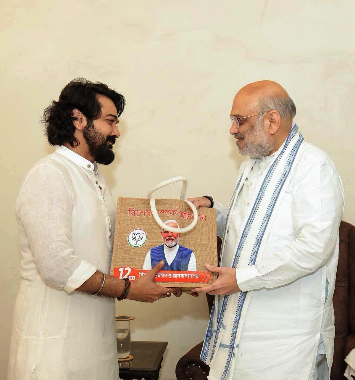 শুভেন্দুর সঙ্গে প্রসেনজিৎ চট্টোপাধ্যায়ের দুই ঘণ্টার বৈঠক, রাজনৈতিক মহলে গুঞ্জন