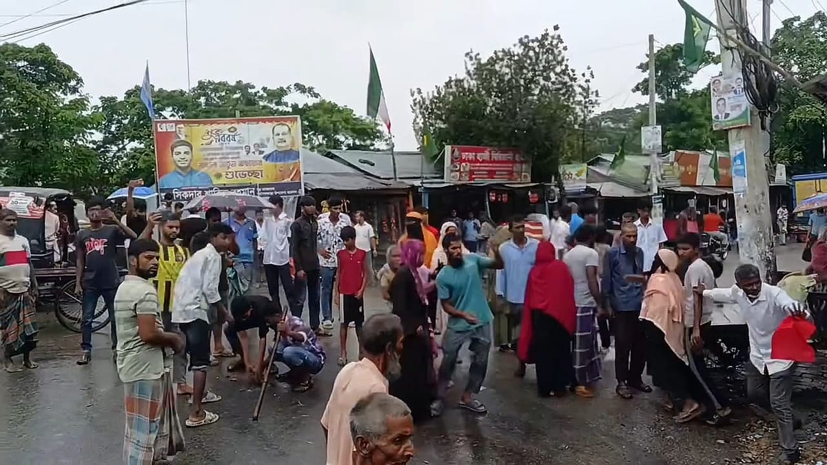 আগৈলঝাড়া থানায় এক আসামির মৃত্যুর গুজবে বিক্ষুব্ধরা থানায় হামলা করে। এতে পুলিশসহ অন্তত ১২ জন আহত হয়েছেন। বৃহস্পতিবার বিকেলে