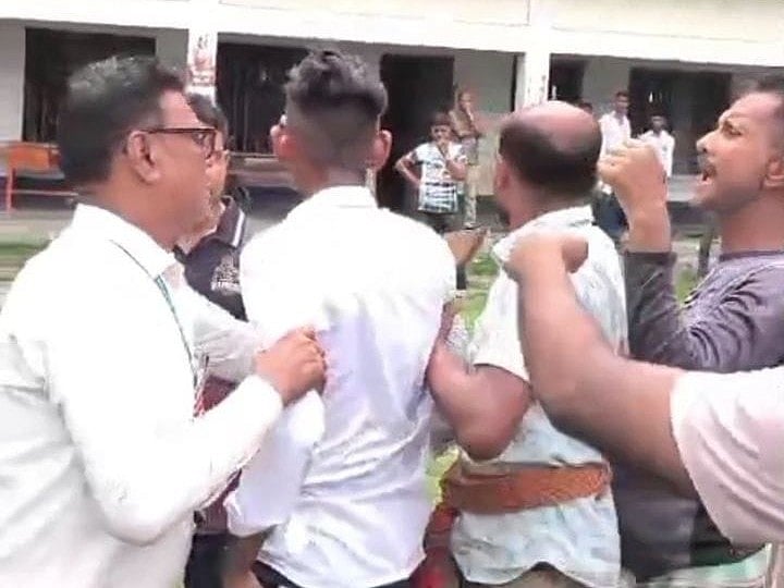 শ্রেণিকক্ষে শিক্ষার্থীদের চুল কাটানোকে কেন্দ্র করে বিদ্যালয়ের পরিচালনা পর্ষদের সভাপতি ও অভিভাবকদের মধ্যে হাতাহাতির ঘটনা ঘটে। বৃহস্পতিবার সকালে ঝিনাইদহের শৈলকুপা উপজেলার মির্জাপুর ইউনিয়নের কিসমত আলী মাধ্যমিক বিদ্যালয়ে