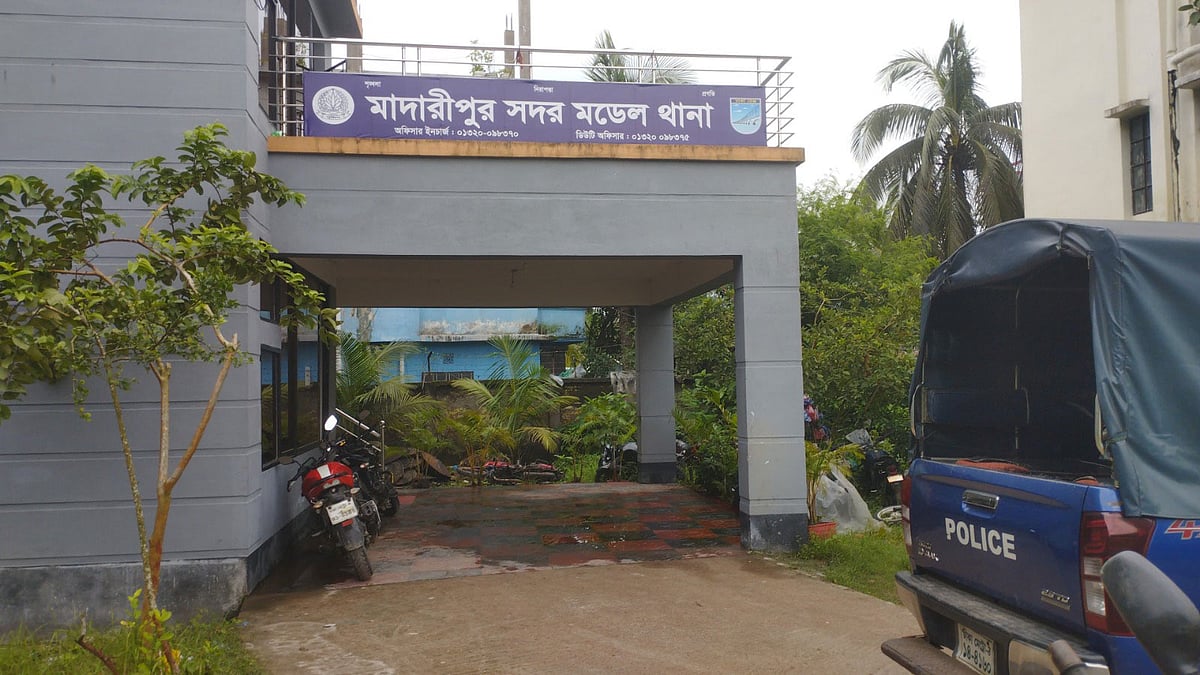 মাদারীপুর সদর মডেল থানার বারান্দার গ্রিল ভেঙে পালিয়ে যান ওই নারী। আজ শুক্রবার সকালে থানার সামনে