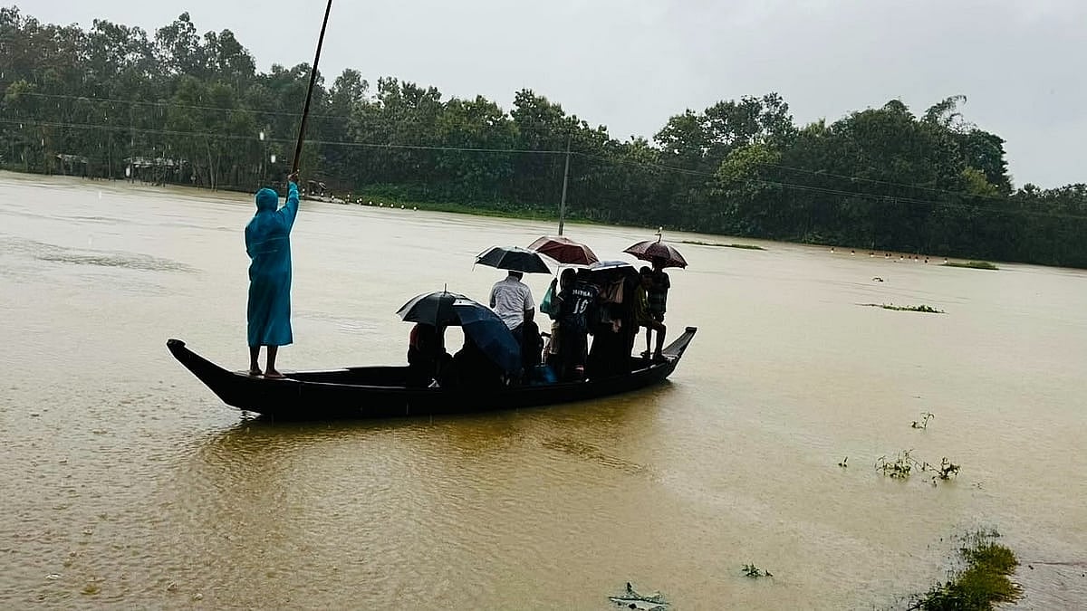 কক্সবাজারের চকরিয়া উপজেলার লক্ষ্যারচর ইউনিয়নের বারআউলিয়া নগর এলাকায় নৌকা নিয়ে গন্তব্যে ফিরছে মানুষ