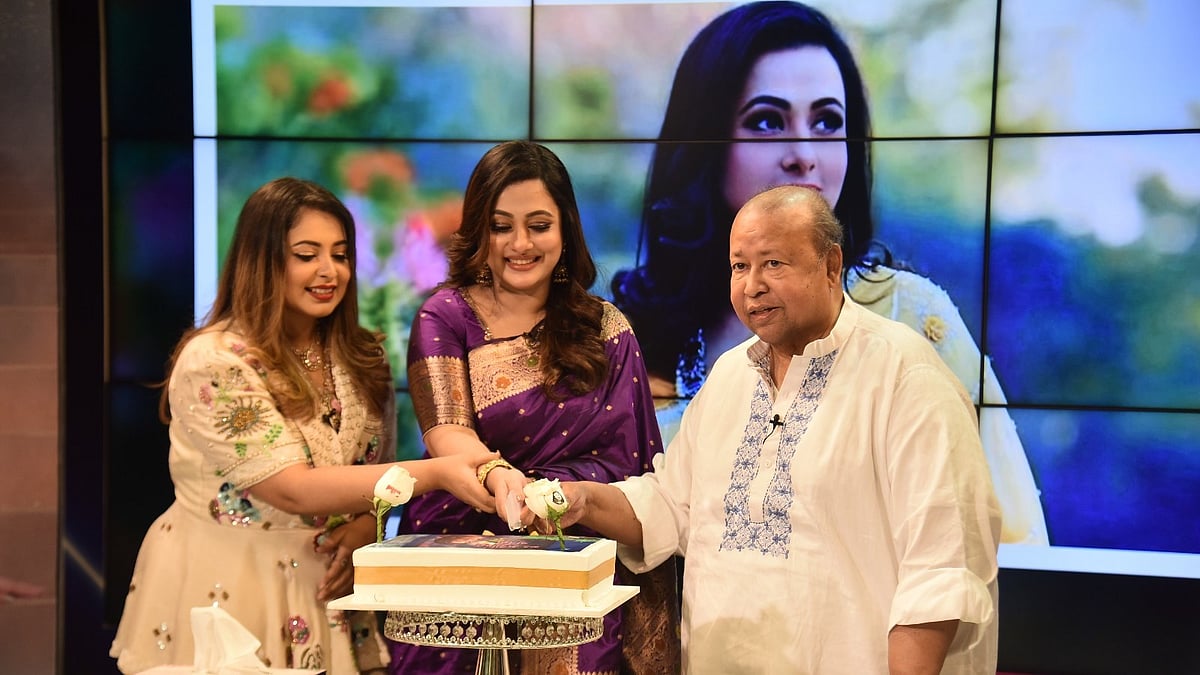 জন্মদিনের কেক কাটছেন পূর্ণিমা। পাশে চ্যানেল আইয়ের ব্যবস্থাপনা পরিচালক ফরিদুর রেজা সাগর ও সংগীতশিল্পী সোমনূর মনির কোনাল