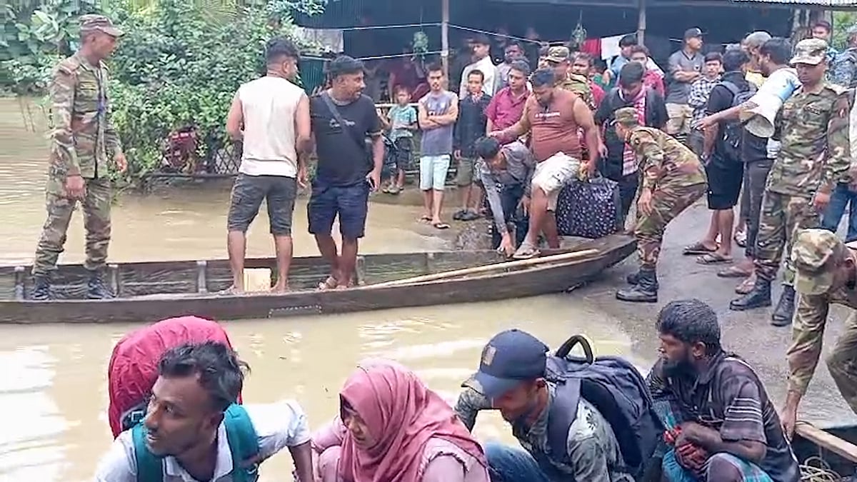 সাজেকে আটকে পড়া পর্যটকদের খাগড়াছড়িতে নিরাপদে ফিরিয়ে আনা হলো