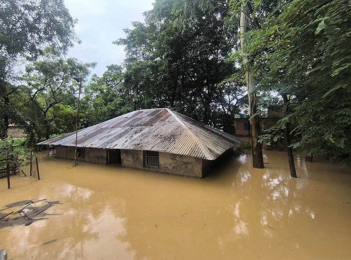 চট্টগ্রামের সাতকানিয়া, লোহাগাড়া, চন্দনাইশ, বাঁশখালী উপজেলার অসংখ্য গ্রাম বন্যার পানিতে তলিয়ে গেছে।