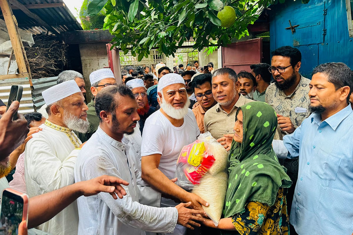 চট্টগ্রামের বাঁশখালীতে বন্যার্তদের মধ্যে ত্রাণ বিতরণ করছেন বিরোধীদলীয় নেতা ও বাংলাদেশ জামায়াতে ইসলামীর আমির শফিকুর রহমান