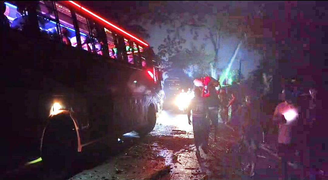 বাস চাপায় হতাহতের পর ঢাকা–খুলনা মহাসড়কে ছয়টি বাস–ট্রাকে আগুন দেয় স্থানীয় জনতা। শনিবার সন্ধ্যা সাতটার দিকে ফরিদপুরের ভাঙ্গা উপজেলার আলগী ইউনিয়নের সোয়াদী বাসস্ট্যান্ড এলাকায়