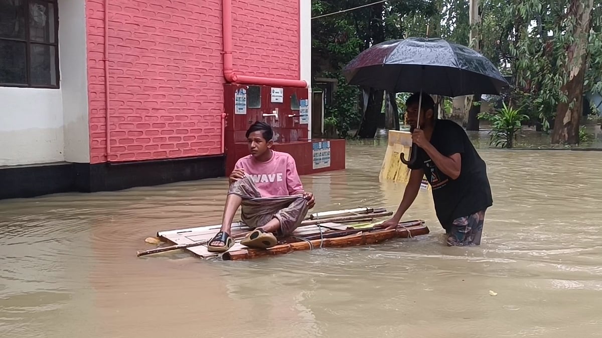 কোমরসমান পানিতে ডুবছে সাতকানিয়া হাসপাতাল, রোগীদের দুর্ভোগ