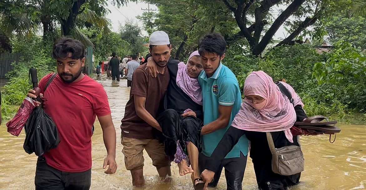 কোথাও কোমর, কোথাও হাঁটুপানি, নিরাপদ আশ্রয়ের আশায় এখনো ছুটছে বাঁশখালীর মানুষ