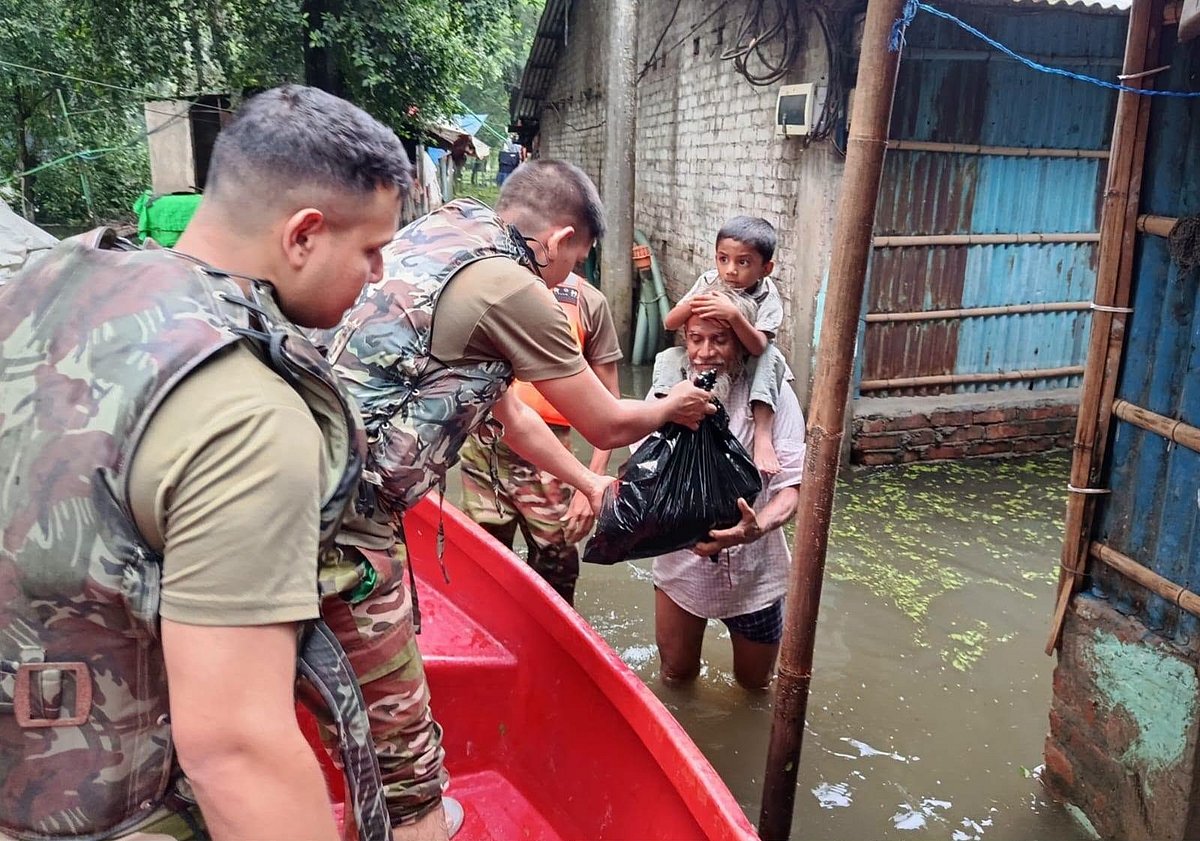 চট্টগ্রামের বিভিন্ন উপজেলায় বন্যাদুর্গতদের পাশে সেনাবাহিনী: ত্রাণ বিতরণের পাশাপাশি দেওয়া হচ্ছে চিকিৎসাসেবা