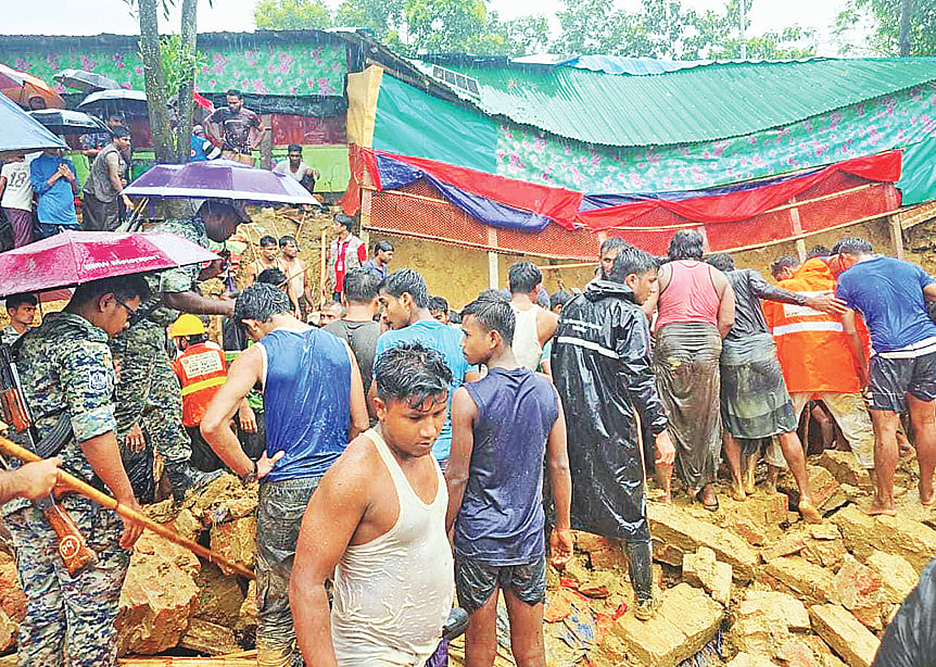 রোহিঙ্গা আশ্রয়শিবিরে ভূমিসহ দেয়ালধসের ঘটনায় প্রাণ হারায় পাঁচ মাদ্রাসাছাত্রী। গত বুধবার বিকেলে কক্সবাজারের উখিয়ায়