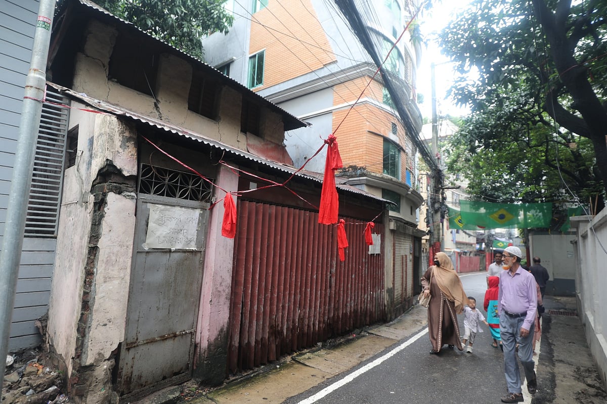 ভারী বৃষ্টিতে মাটির দোতলা বাড়ির দেয়ালে ফাটল, অপসারণের নির্দেশ মেয়রের