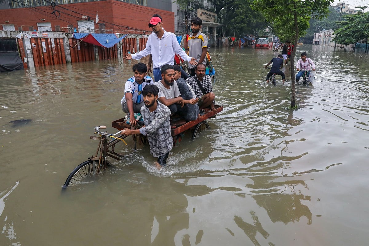 রাজধানীর নিউমার্কেট এলাকায় জলাবদ্ধতা। ছবিটি আজ দুপুরে তোলা