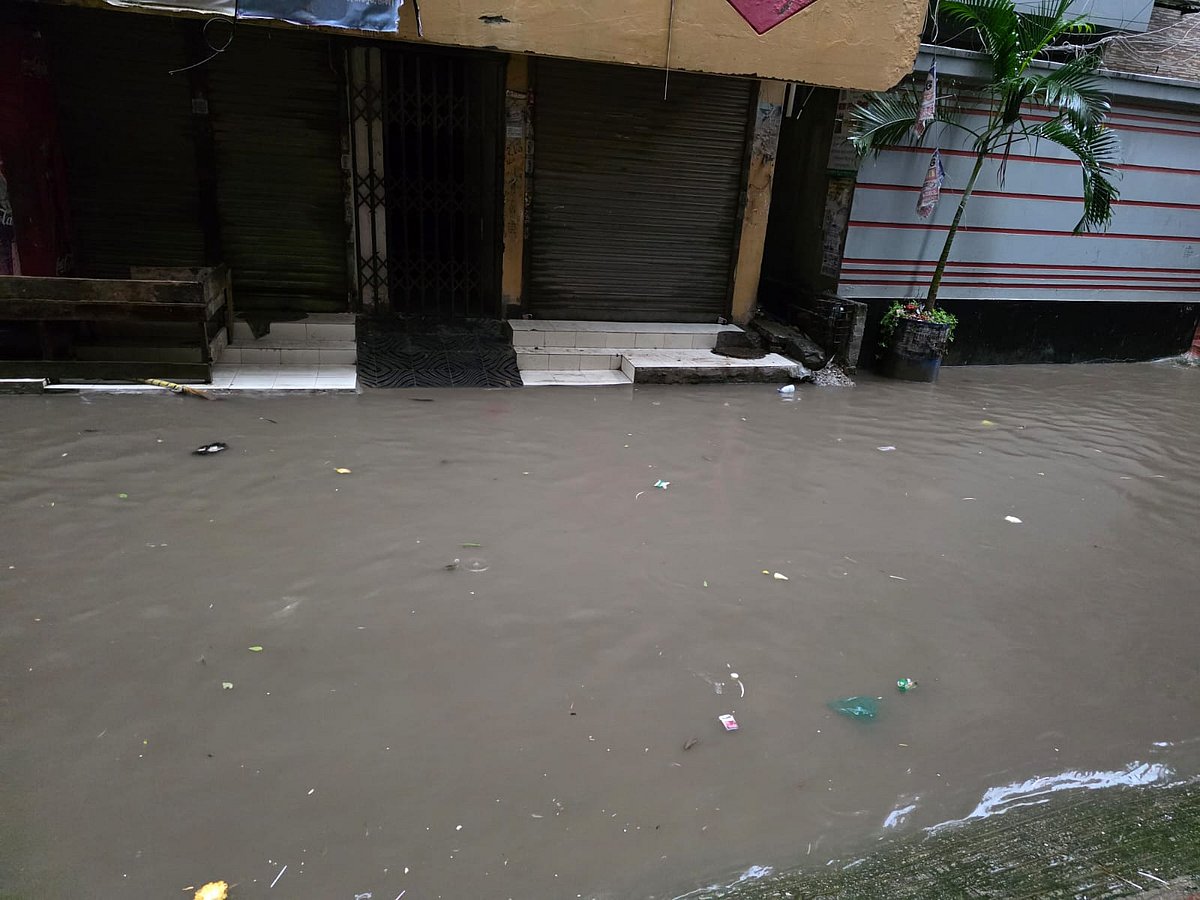 শেওড়াপাড়া ওয়াসা রোডে  বৃষ্টিতে রাস্তায় হাঁটুপানি । আজ রোববার সকাল সাড়ে সাতটার দিকে 