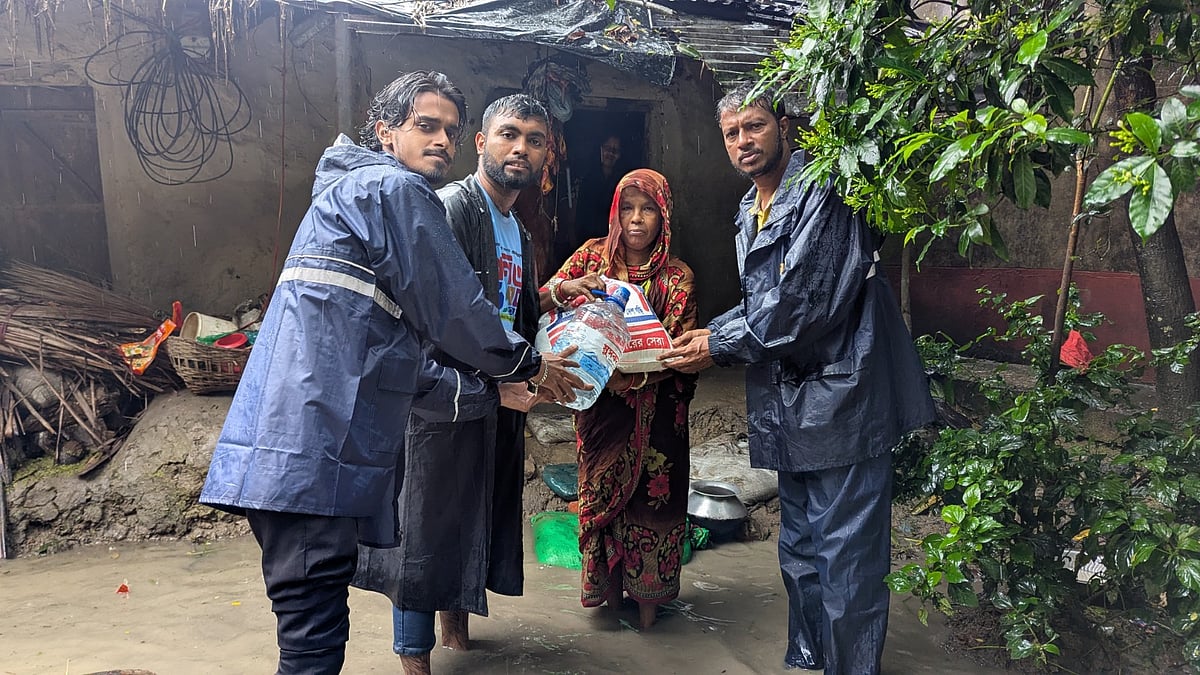 চট্টগ্রামের বাঁশখালীতে বন্যার্তদের হাহাকার: পানিবন্দী ৫০ পরিবারের পাশে দাঁড়াল চট্টগ্রাম বন্ধুসভা ও প্রথম আলো ট্রাস্ট