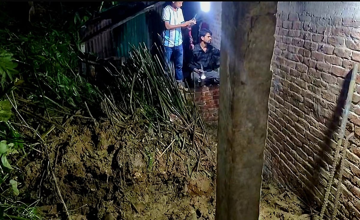 কক্সবাজারের মেরিন ড্রাইভের চন্দ্রিমা ঝিরঝিরিপাড়ায় পাহাড়ধসে এক গৃহবধূর মৃত্যু হয়েছে