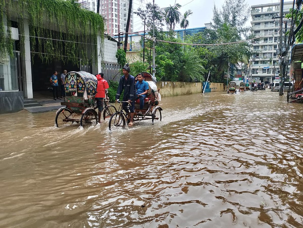 ভারী বৃষ্টিতে হাঁটুপানি জমেছে নগরের কাতালগঞ্জ এলাকায়। আজ সকালে তোলা