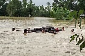 বাড়িতে বুকসমান পানি, ভেলায় ভাসিয়ে নেওয়া হলো মরদেহ